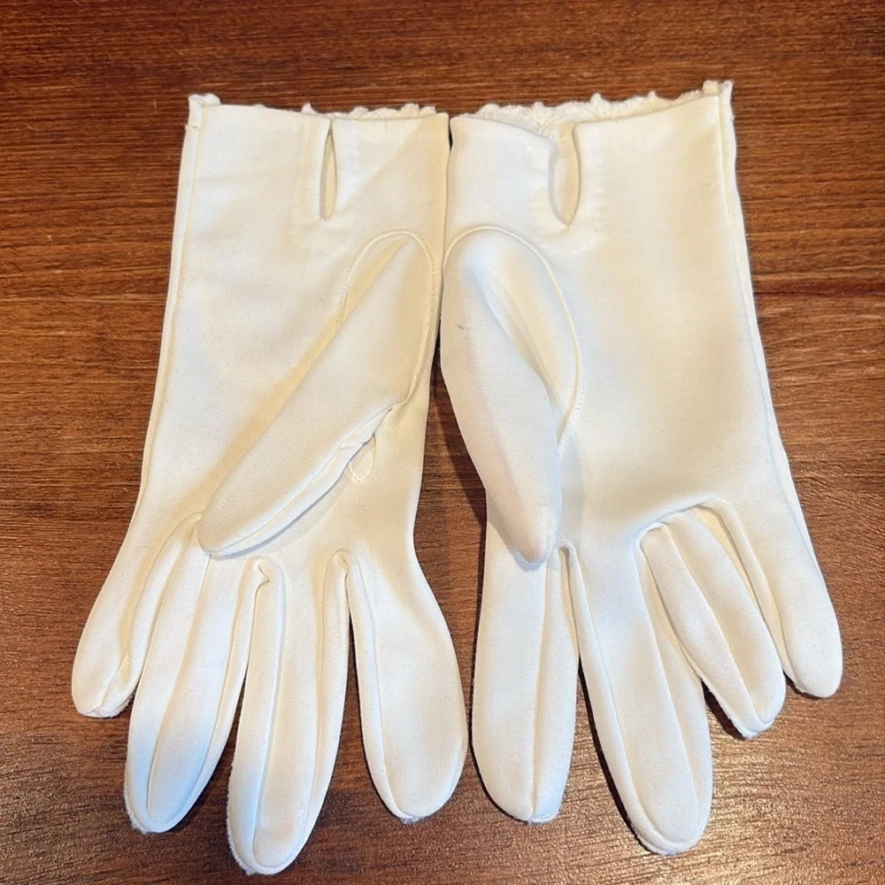 Elegant White Ivory Vintage 50s Gloves wrist length with embroidered Trim Sz 7